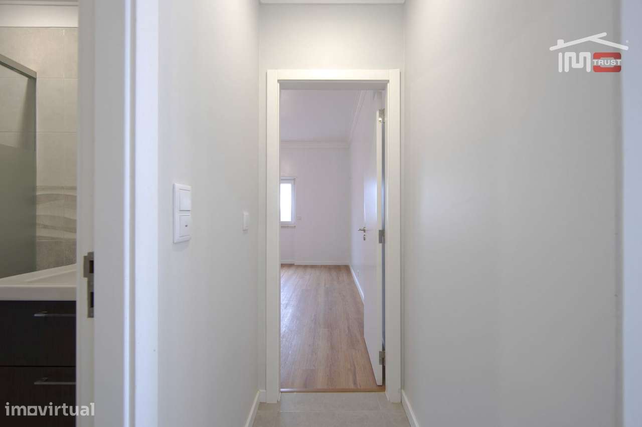 Moradia T4 de Excelência com Box para 4 Viaturas e Ótimos Acessos-13