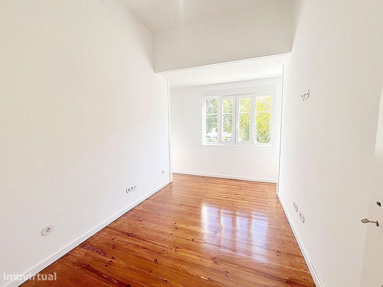 T3 totalmente remodelado com varanda na Av. General Roçadas!-8