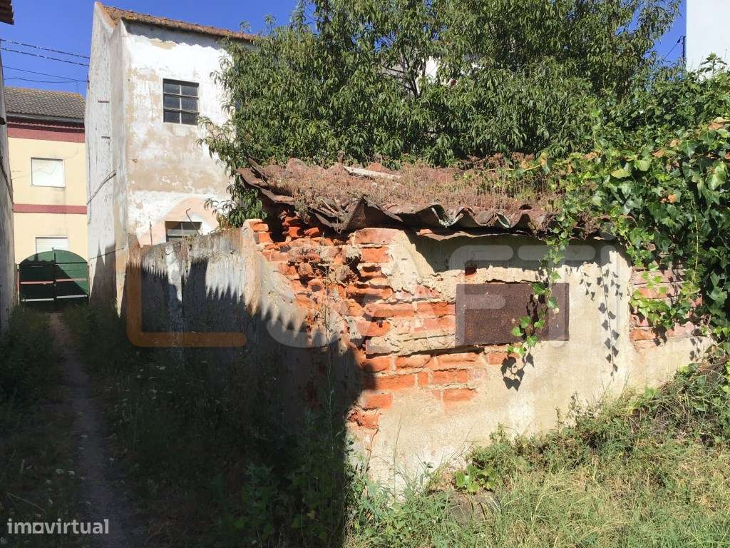 PRÉDIO A RECUPERAR de 2 pisos com a tipologia T3 + T3 - Grande imagem: 3/9