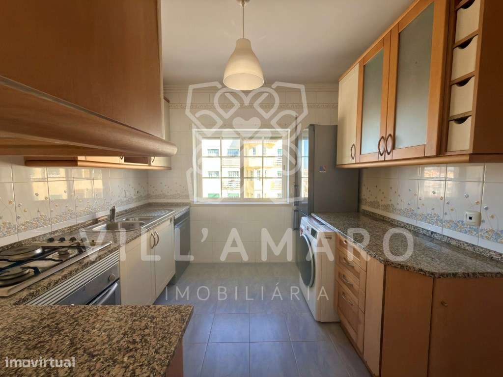 Apartamento T3 com Varanda, Arrecadação e Parqueamento-8