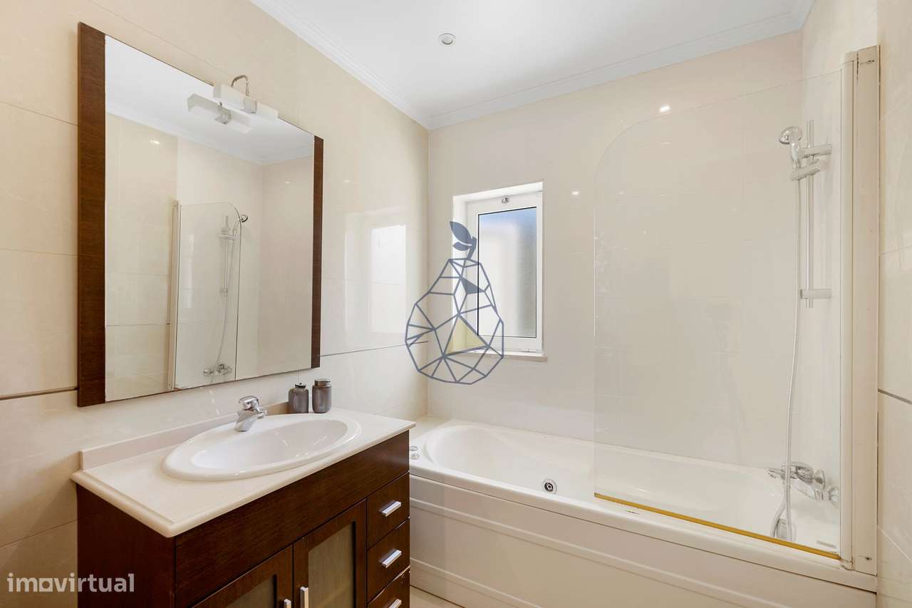 Moradia T5 com Piscina Privada, Jardim e 5 Suites em Montechoro, Albuf-27