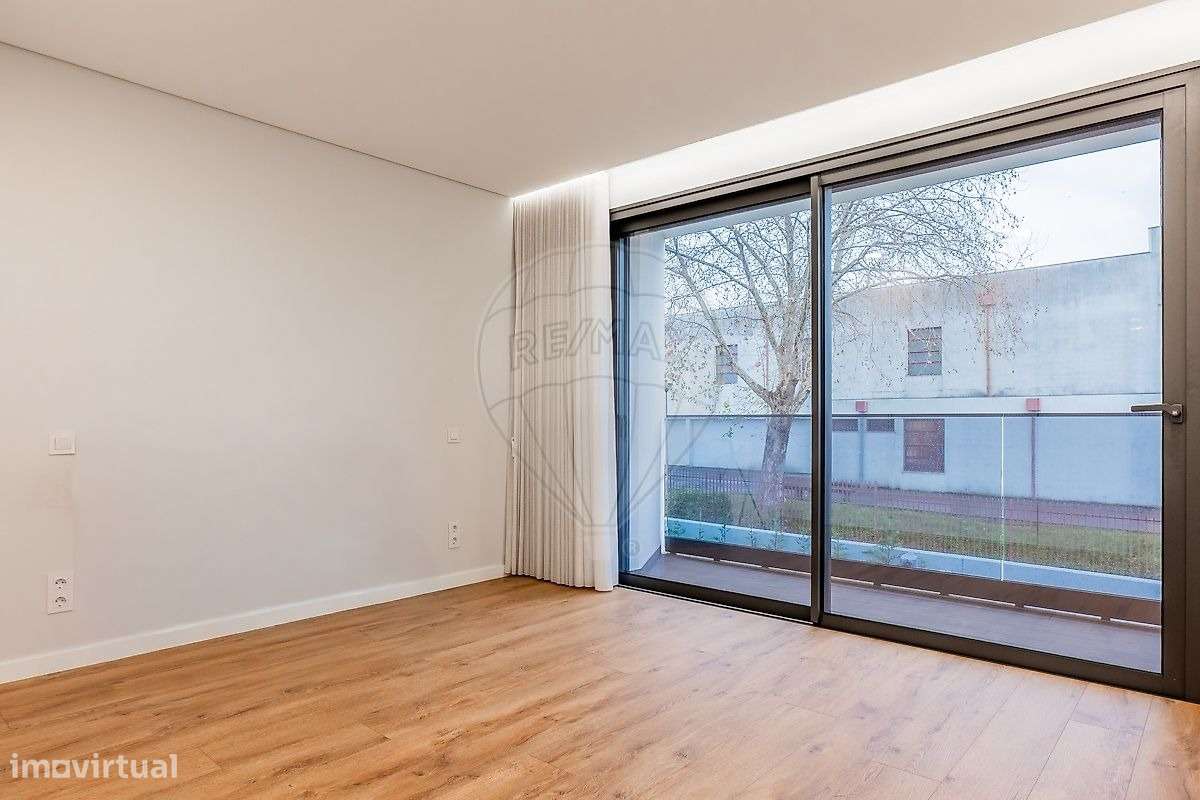 Moradia de Luxo T3+1 com Piscina Aquecida -300m da Praia em Matosinhos-25