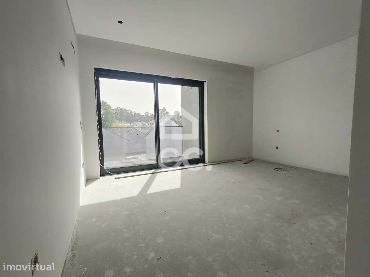 Moradia T3 Nova com 3 Suites, Jardim e Terraço – Design Contemporâneo-15