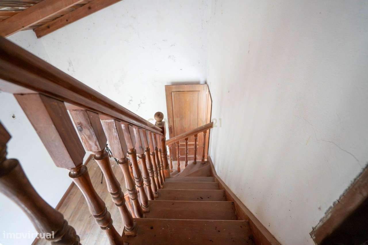 Moradia de dois pisos de tipologia T4 com terreno-20