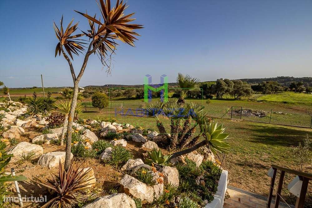 Fantástica Moradia Térrea T3+1, com piscina, grande jardim, e garagem,-14