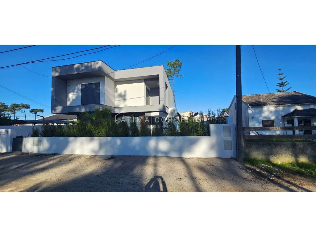 Excelente Moradia T3 Isolada com Piscina e garagem com acabamentos ...-4