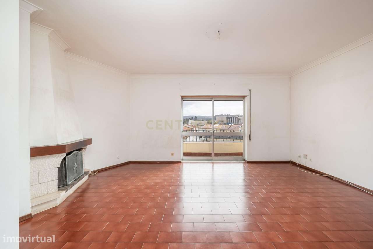 Venda | Apartamento T3 com Sótão e Garagem no Bairro de Santa Apolónia - Grande imagem: 3/25