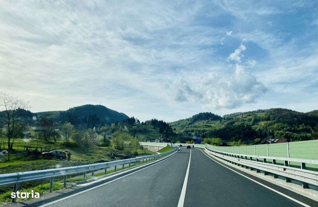 Teren panoramic insorit, utilitati, panta mica si padure, turism sau v-17