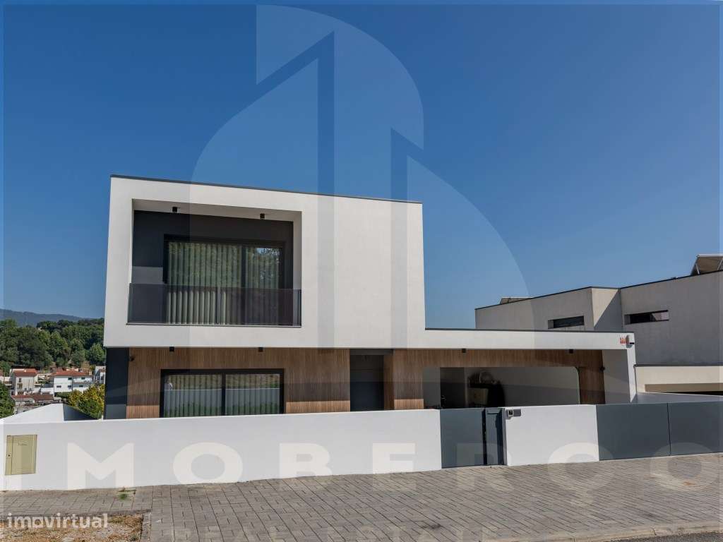 Moradia T3 de Luxo em Creixomil - Como Nova-33