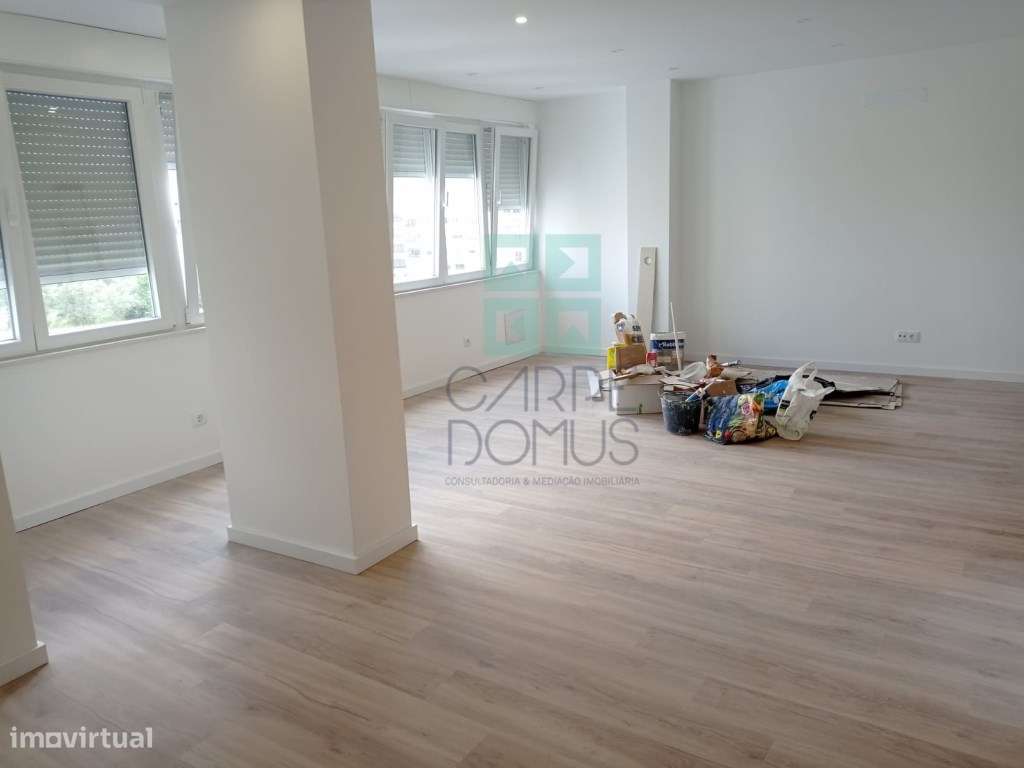 Apartamento T3, totalmente renovado, c/ varandas, na Avenida do Uru...-6