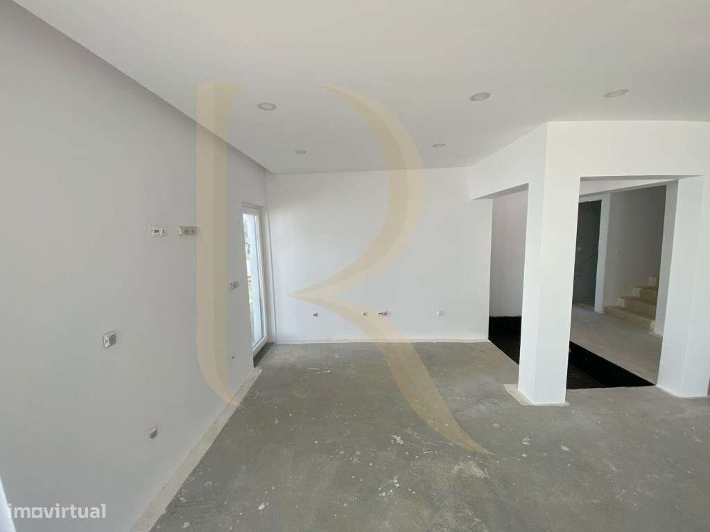 Moradia isolada T4 por terminar na Charneca da Caparica-30