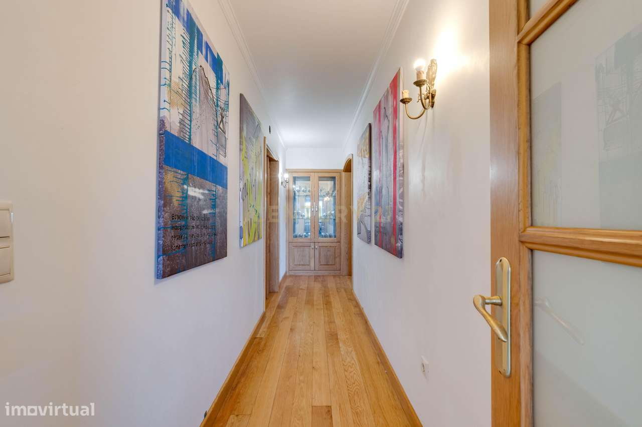 Encantadora Moradia de 4 Frentes-28