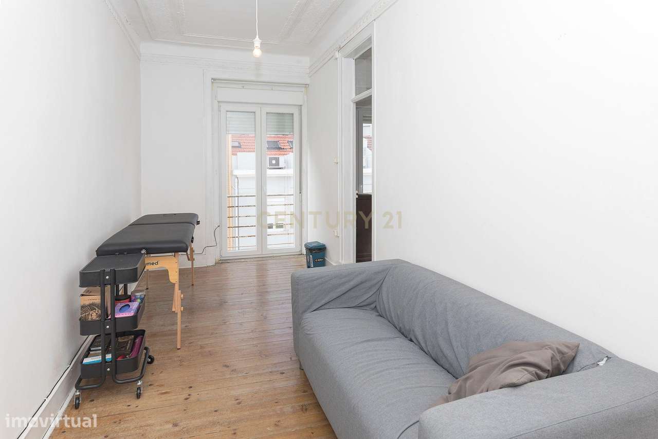 Prédio em propriedade Total | 3 Apartamentos T2+1 e Loja | Lisboa | A-23