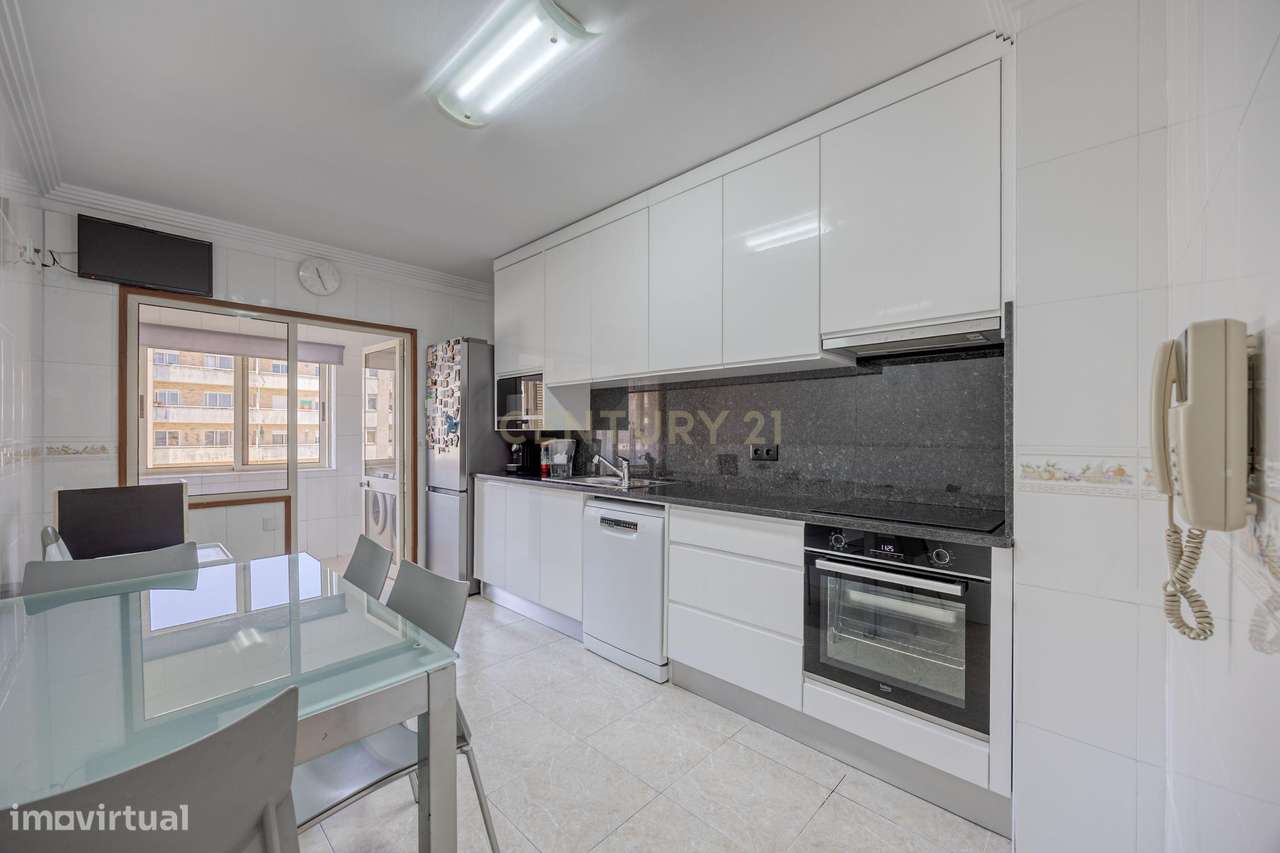 Apartamento T3 com varanda e Box fechada-9