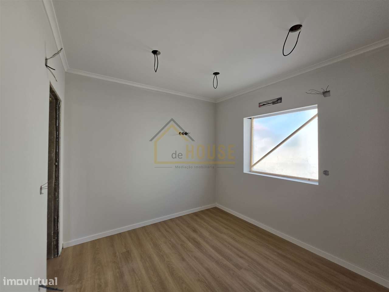 Moradia T2 com espaço exterior e adega-4