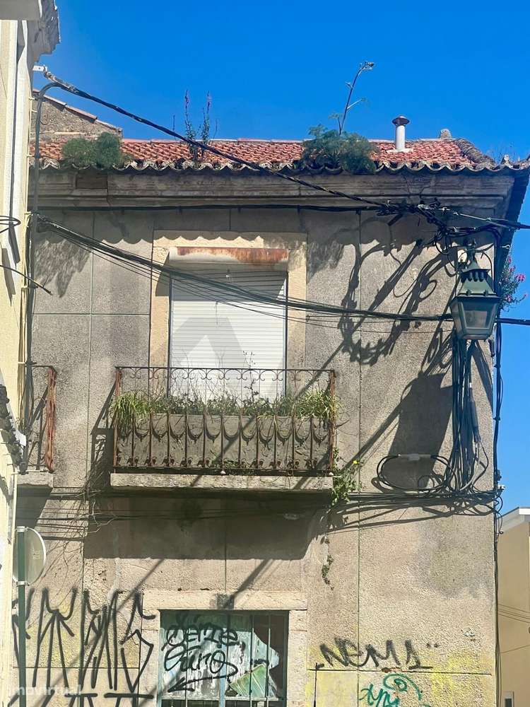 Predio com 5 frações junto ao Rio Tejo, para Reabilitar-16