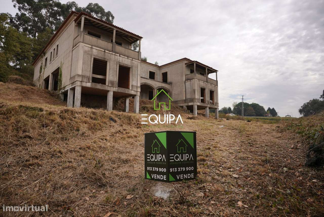 Terreno para construção (com moradia  T-5, construída em grosso), e-49