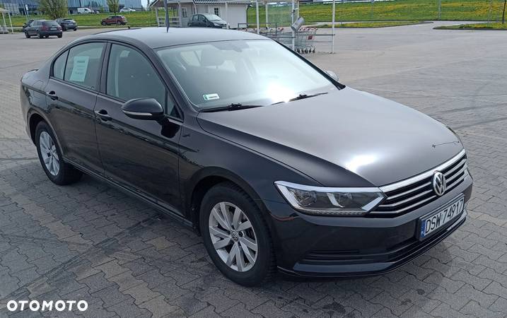 Volkswagen Passat - 1