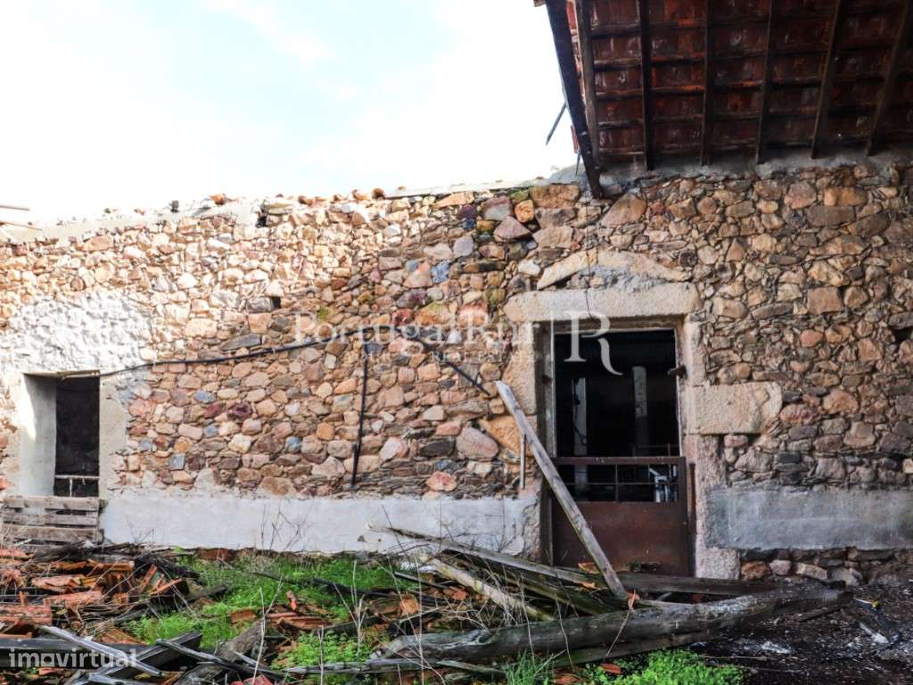 Quinta com casa de habitação T5 e diversas construções-16