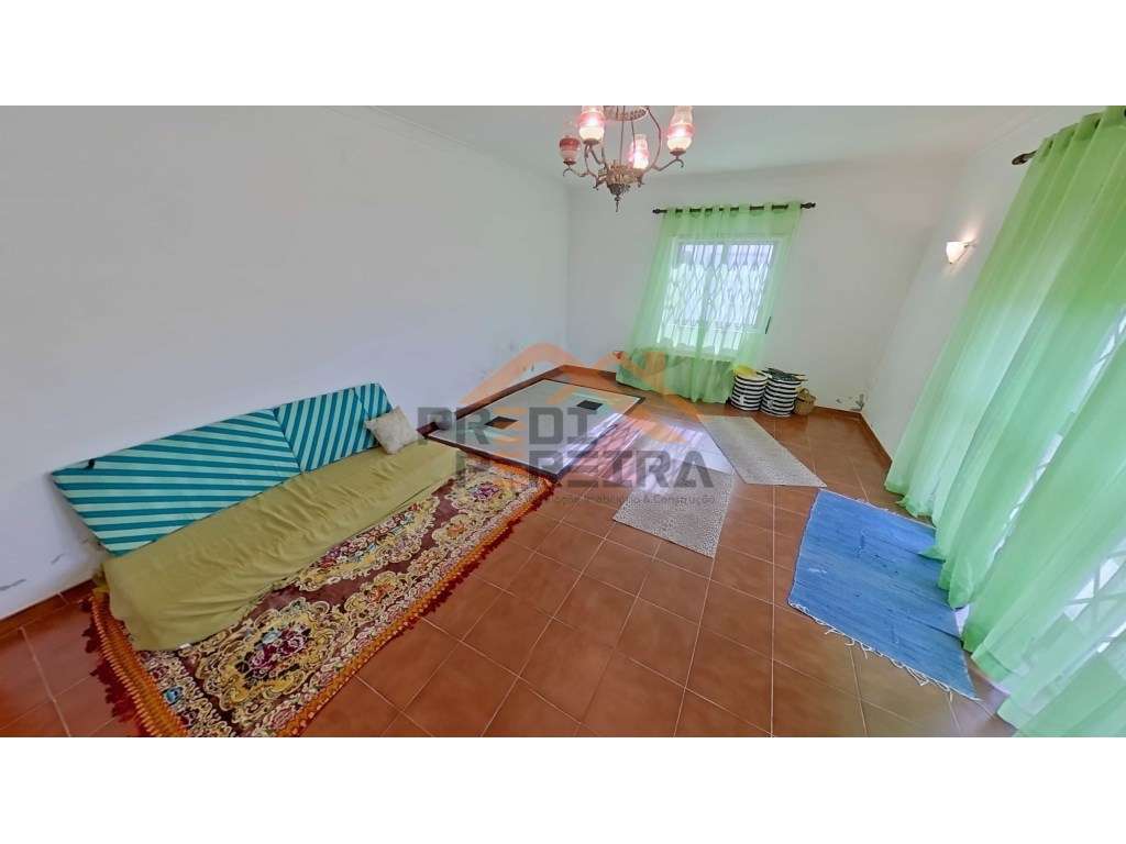 Situada em São João das Lampas, moradia T3 com terreno.-5
