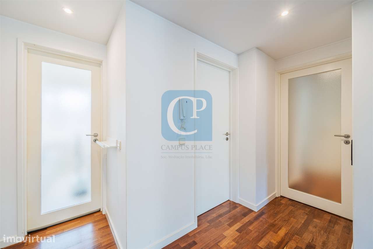 Apartamento T2 remodelado na Cooperativa dos Arquitetos em Aldoar - Grande imagem: 2/28