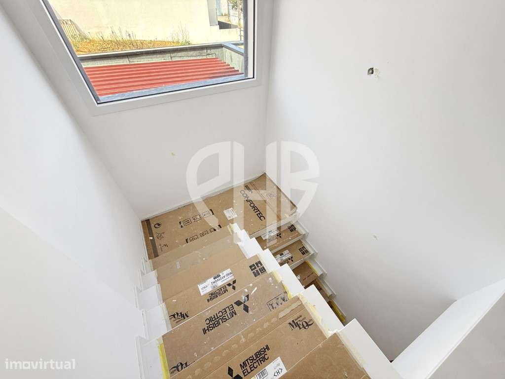 Moradia de Luxo T4 C/ Piscina e Box // Em Construção-18
