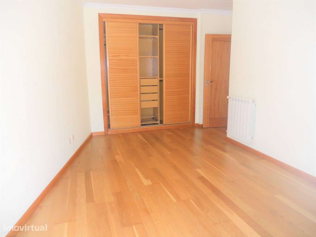 T2 com parqueamento no Centro de Mem Martins - Grande imagem: 3/24