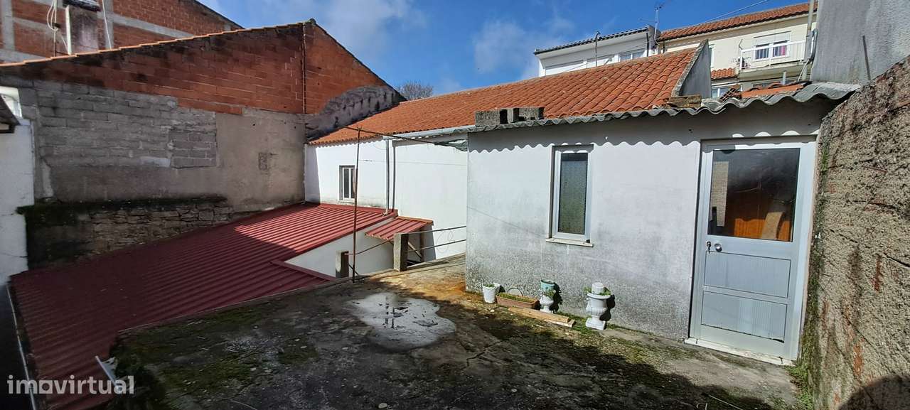 Moradia para restaurar T2 em Miranda do Douro-13