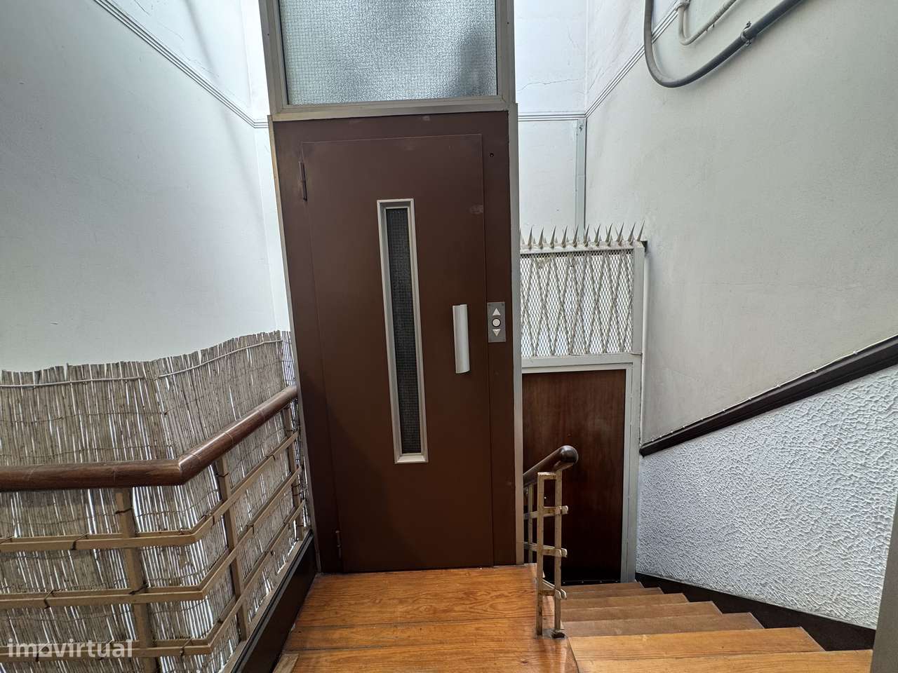 Charmoso Apartamento Familiar de Época com Excelente Potencial-28