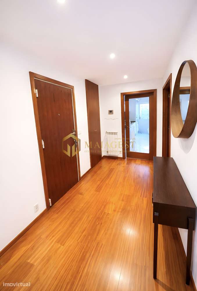 Apartamento T2 Mobilado com Varanda e Garagem Dupla - Grande imagem: 2/22