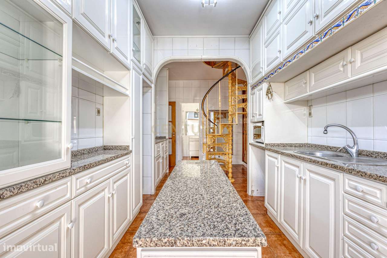 Moradia T3 com 4 frentes e garagem junto a igreja da Santa Rita-17