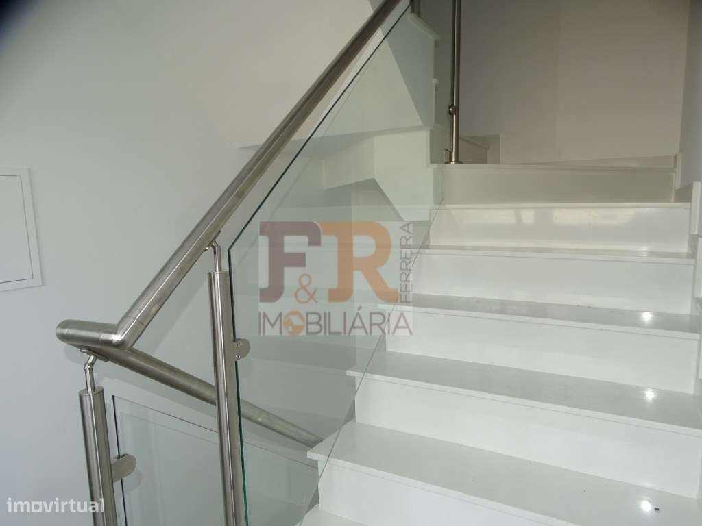 Moradia Geminada Triplex T3+1 com Cave Fernão Ferro-19