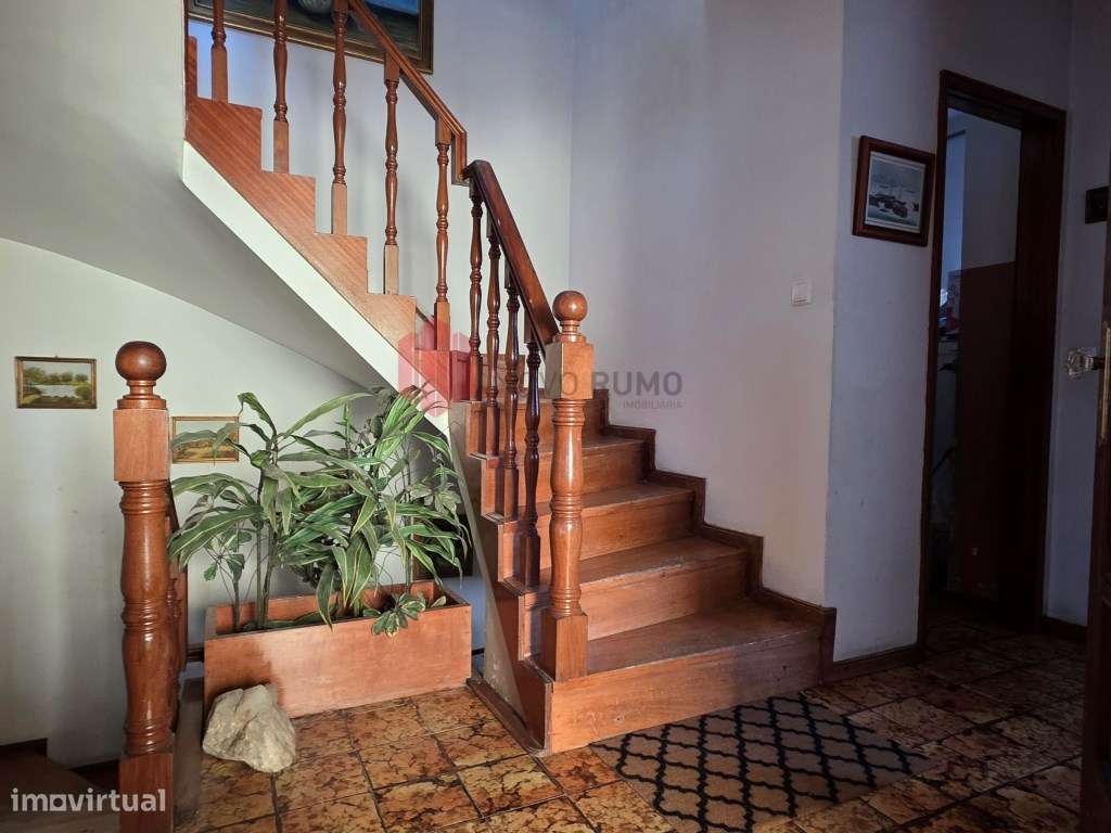 Moradia T3 de três frentes, com três pisos, anexos e garagem, inser...-10