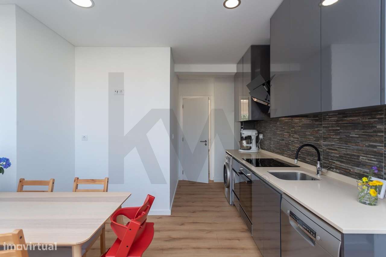 T2 renovado a 5 minutos da praia da Poça, no centro de Estoril - Grande imagem: 5/31