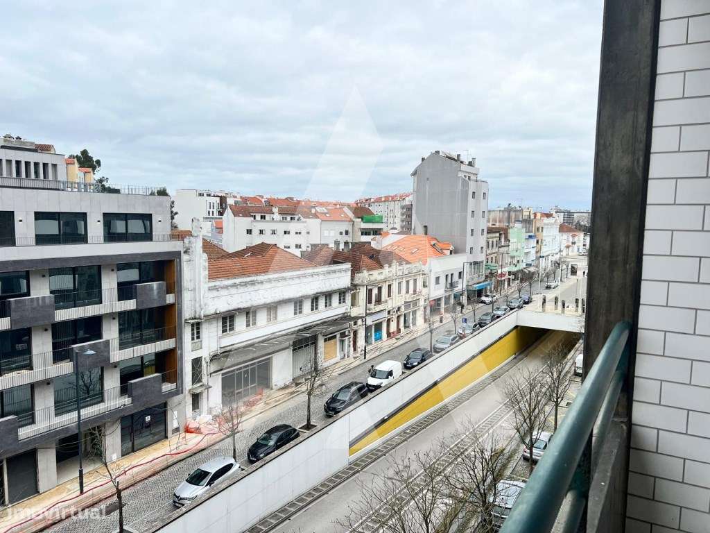 Apartamento T2 situado na Avenida Dr. Lourenço Peixinho em Aveiro. - Grande imagem: 2/22