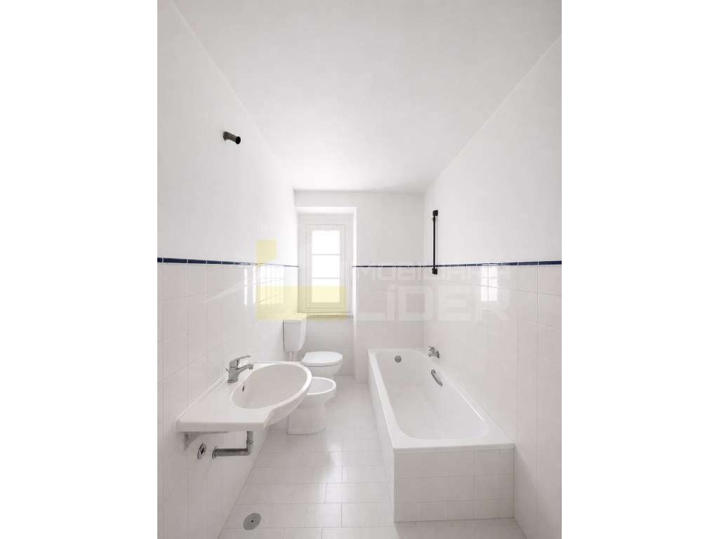 Exclusividade Imobiliária Lider.
Arrumos com 6 divisões e corredor...-7