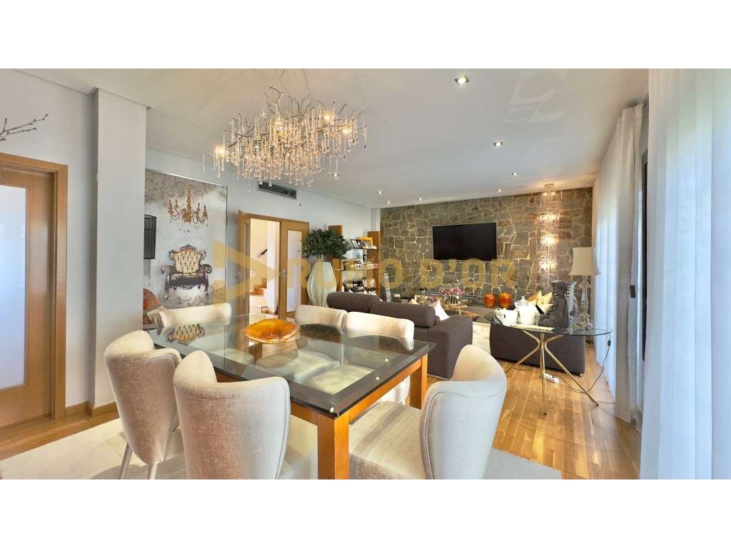 Viva com Conforto! Moradia T4 com Jardim e Espaço Exterior em Alenquer-9