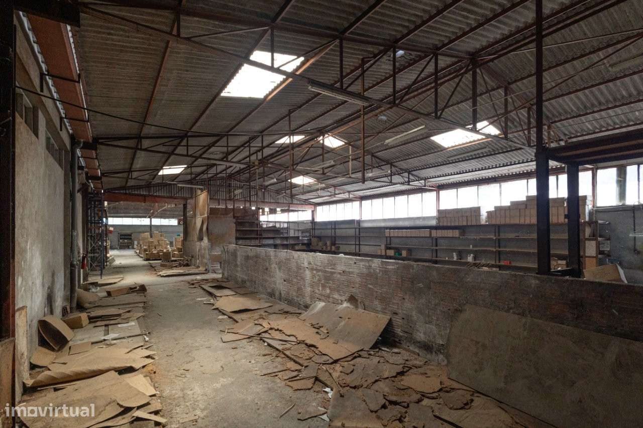Armazéns com uma área de 5.270m2, em terreno com 14.000m2.-20