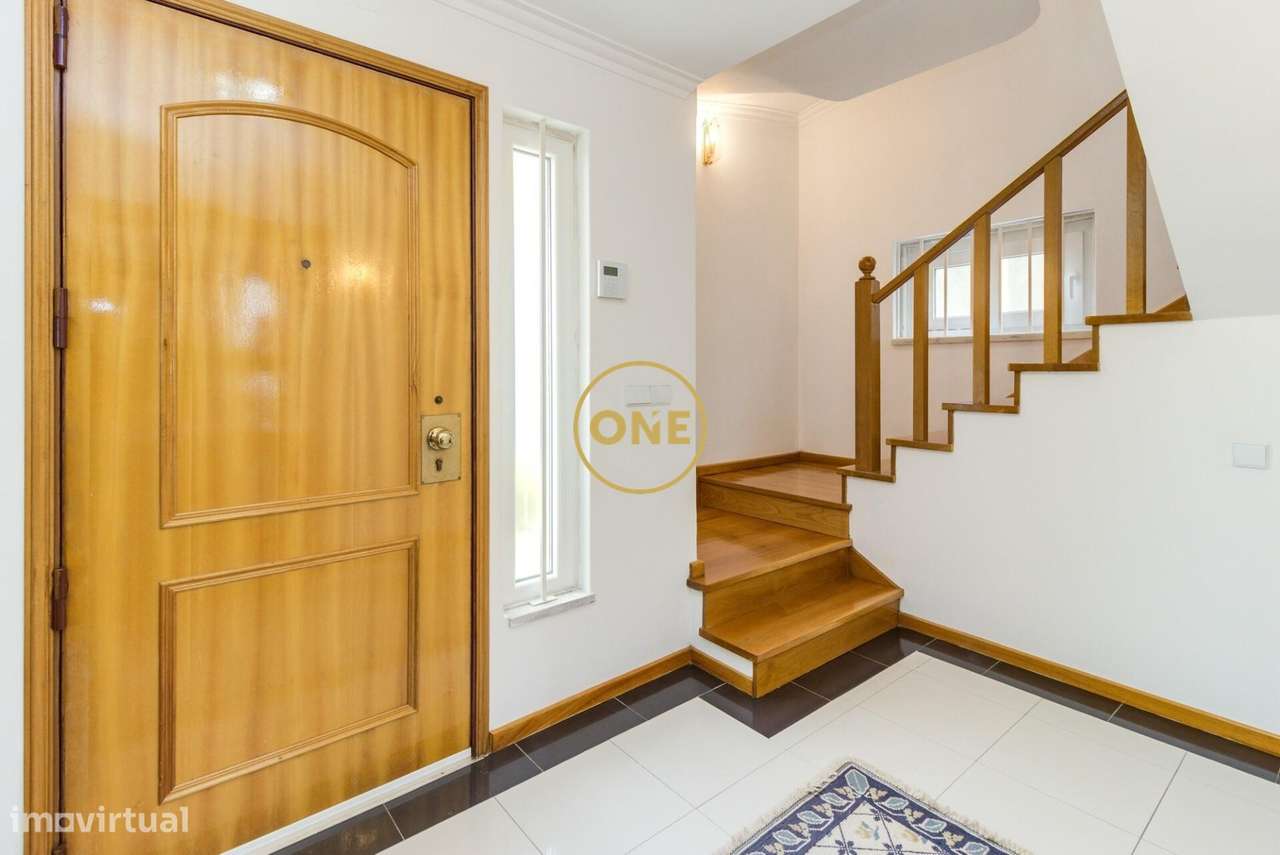 Moradia T4 com Jardim e Garagem na Ramada, Odivelas-39