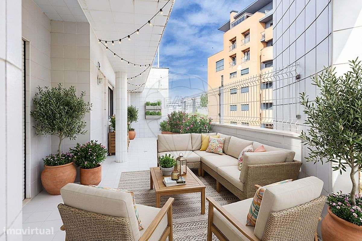 Property in Rua Doutor Tanora Gonçalves, União de Freguesias da cidade de Santarém, Santarém