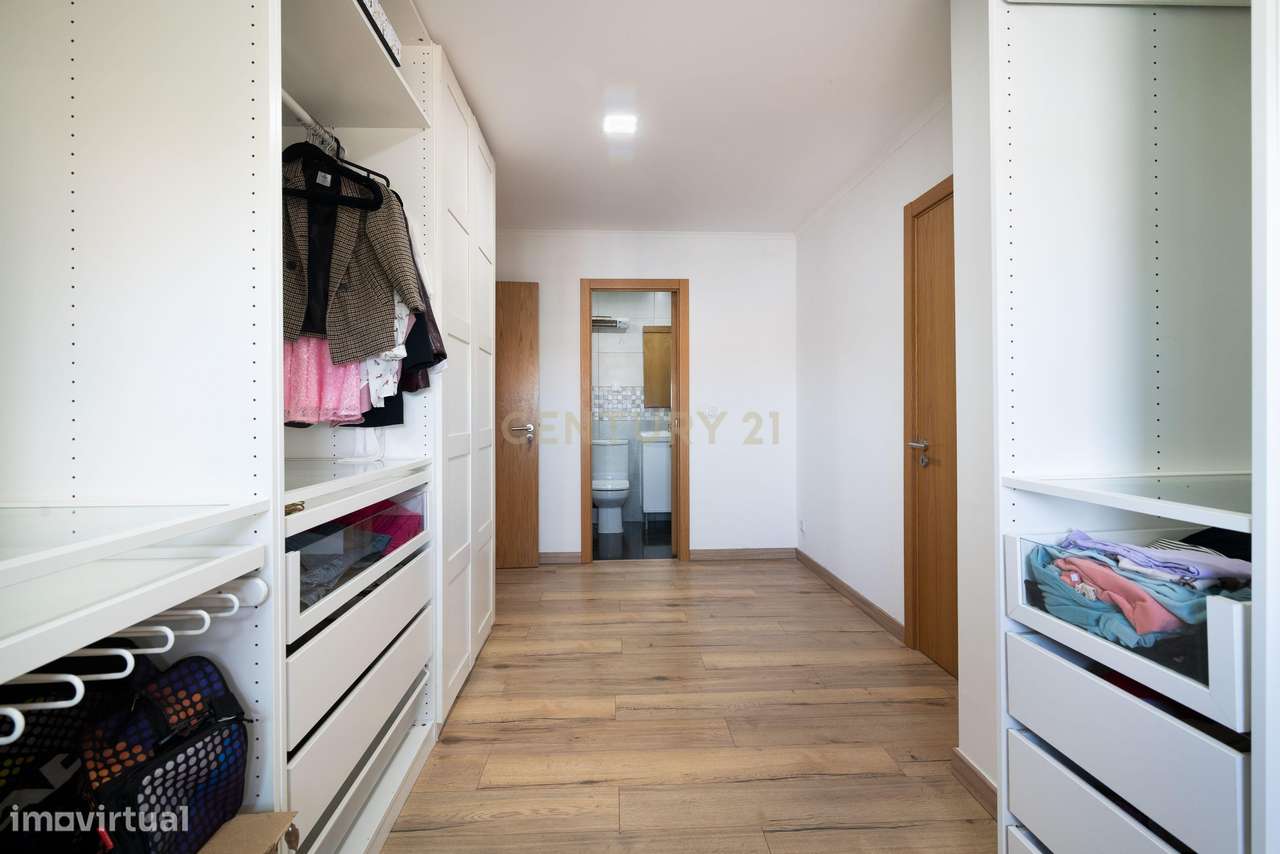 Moradia T4 com piscina e garagem junto às Colinas do Cruzeiro-22
