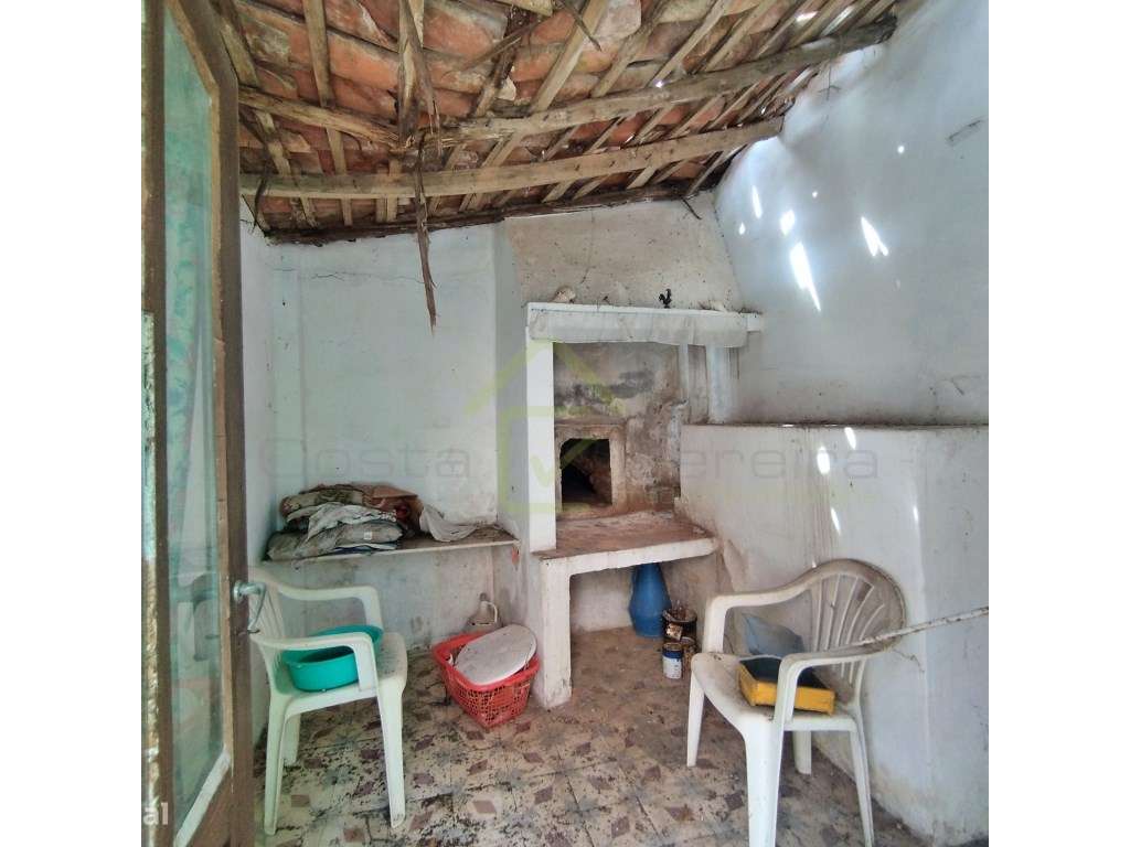 Moradia para renovação no centro de Monte Redondo-16