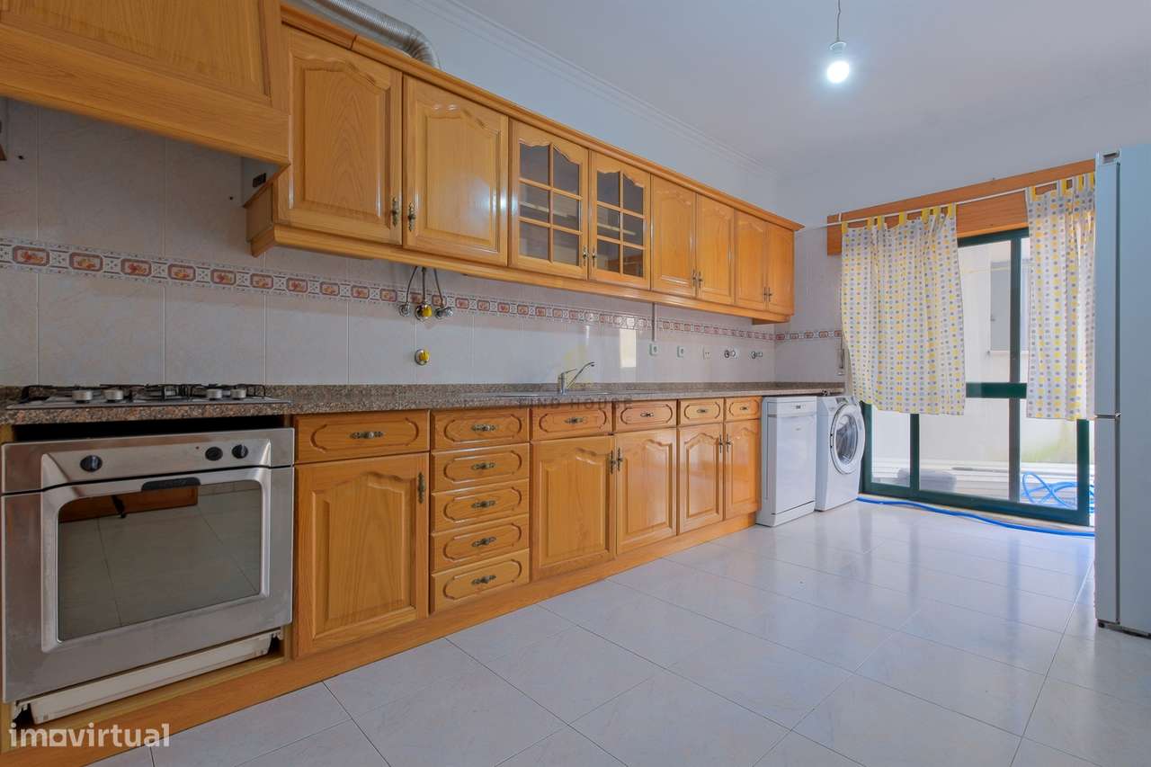 Apartamento T2 com terraço, lugar de garagem e arrecadação em Vale de-16