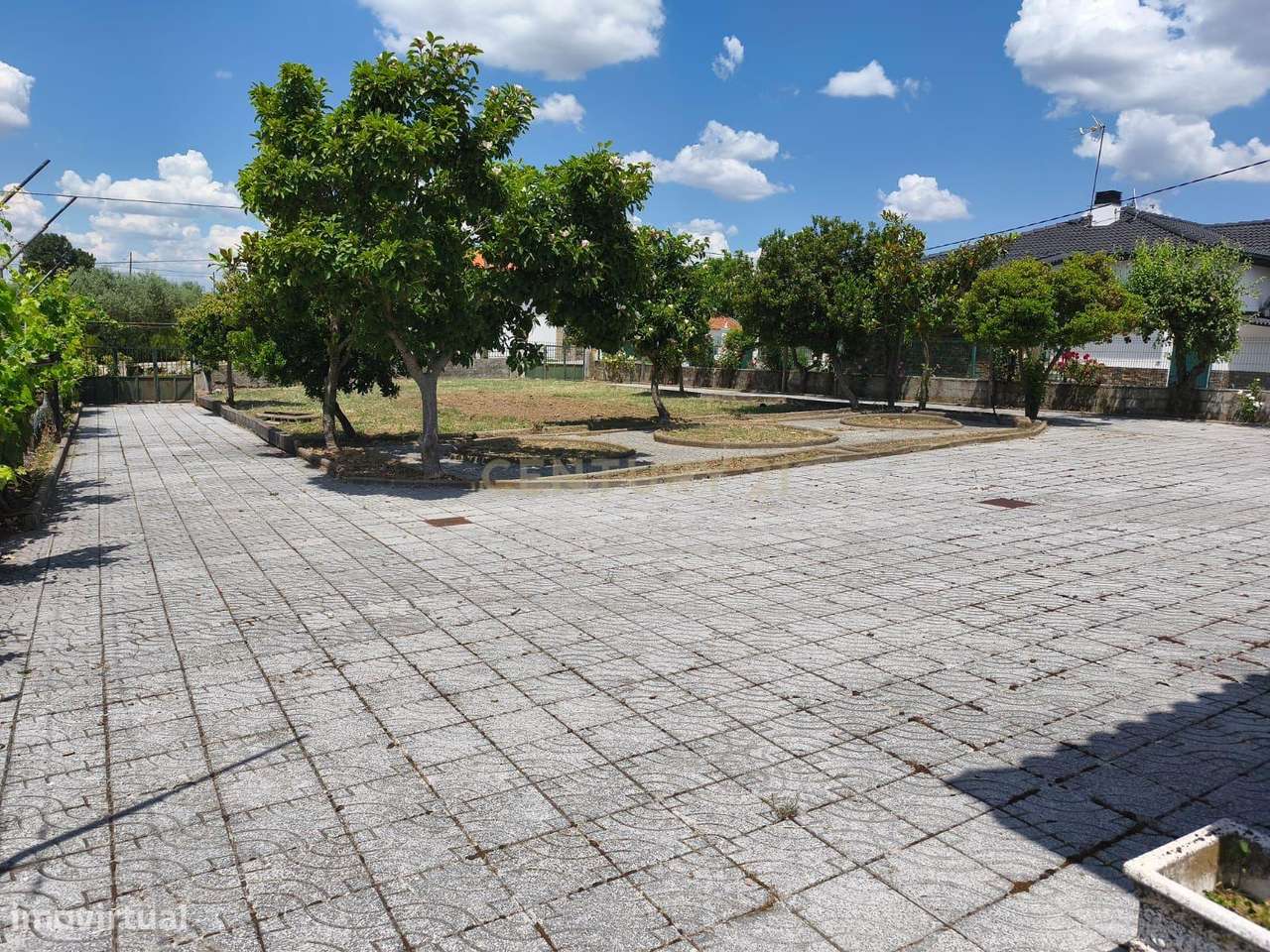 Casa Moderna em Vimioso com Jardim e Garagem-5