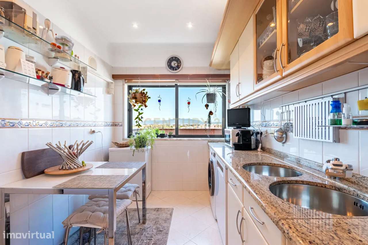 Apartamento Único T2 de 82m2 com Terraço de 75m2 em Porto Salvo-8