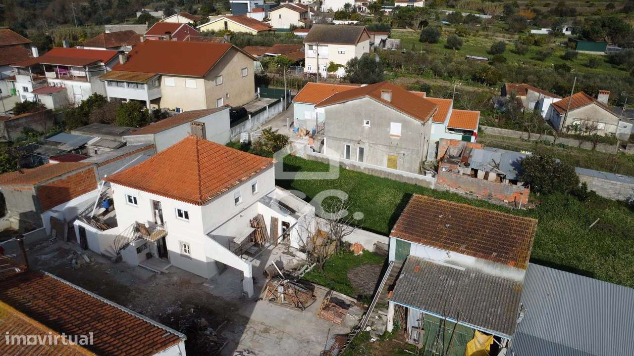 Moradia convertida em dois apartamentos T2 com  entradas independentes - Grande imagem: 3/15