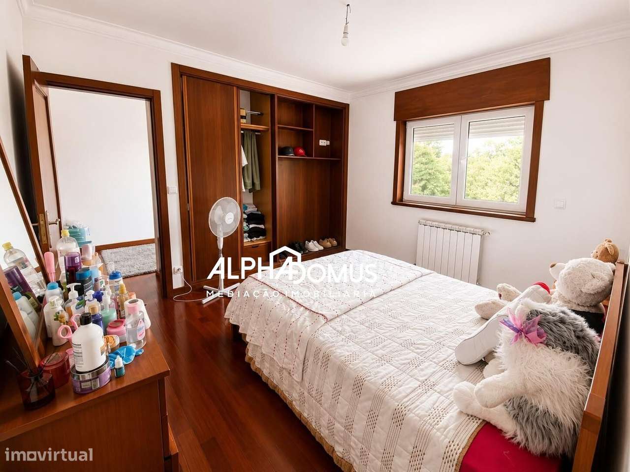 Moradia T4 com Suite, Sotão, Garagem e Espaço Exterior em Valença-25