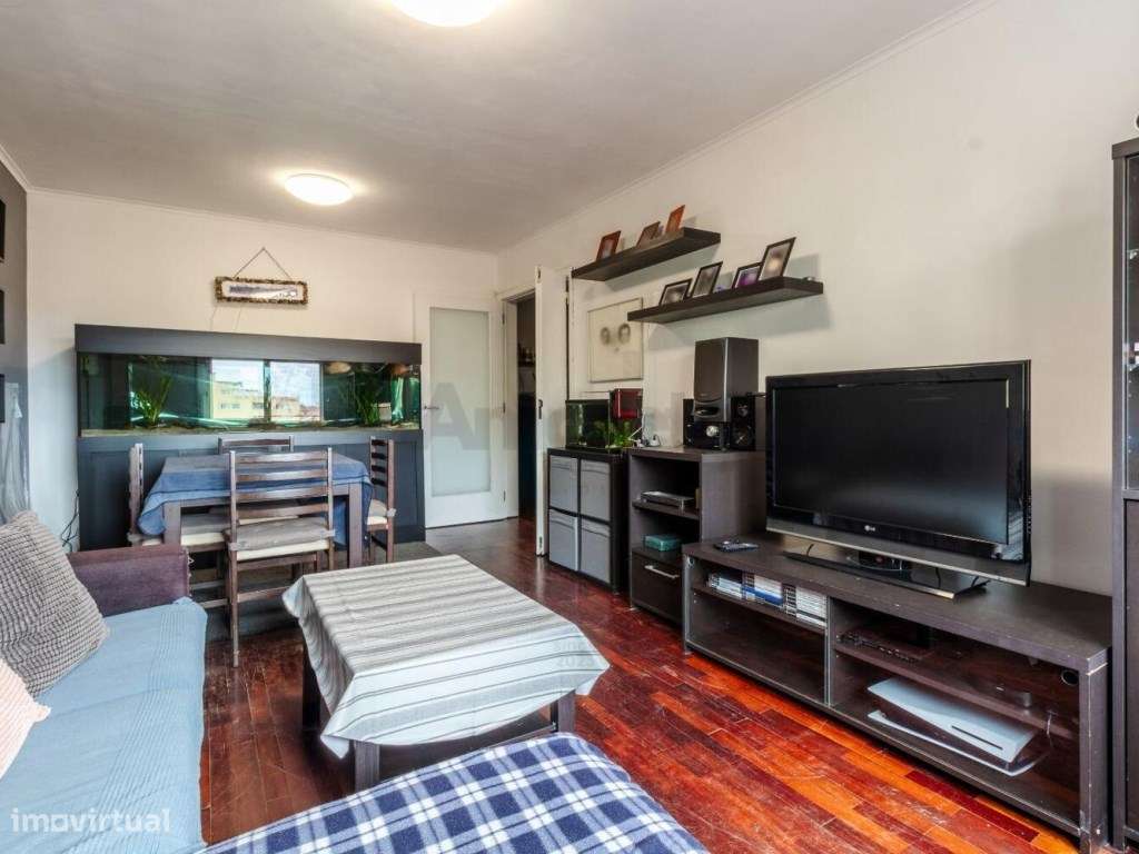 T2 Com Garagem E Arrecadação na Ajuda-12