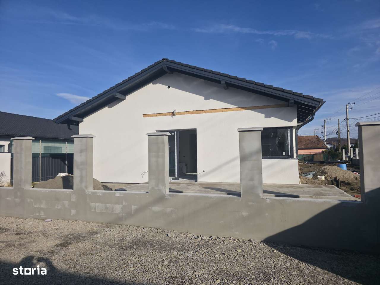 2 case tip parter, 4 camere, 2 bai, 5 arii teren, la cheie + gard-0