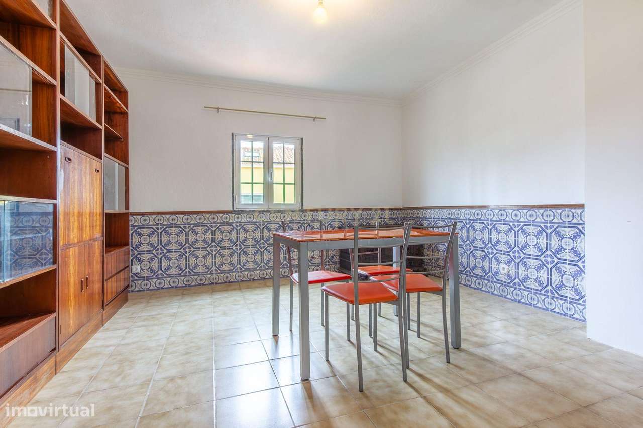MORADIA BIFAMILIAR T2 + T2 COM GARAGEM E AMPLO ESPAÇO EXTERIOR.-19